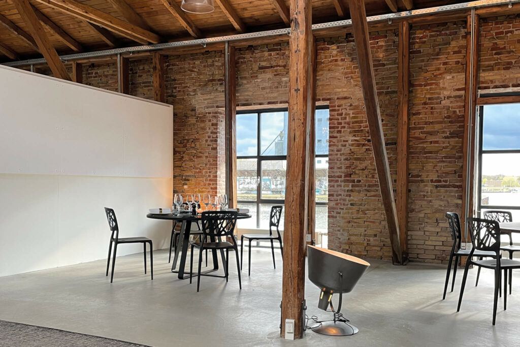 Mødelokale med plads til workshops med borde og stole i Odense