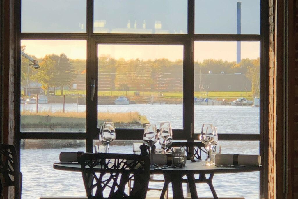 Bord med opdækning og udsigt til Odense Havn
